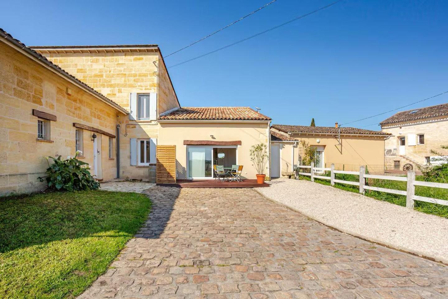 Guesthouse Les Maurins Saint-Sulpice-de-Faleyrens ภายนอก รูปภาพ